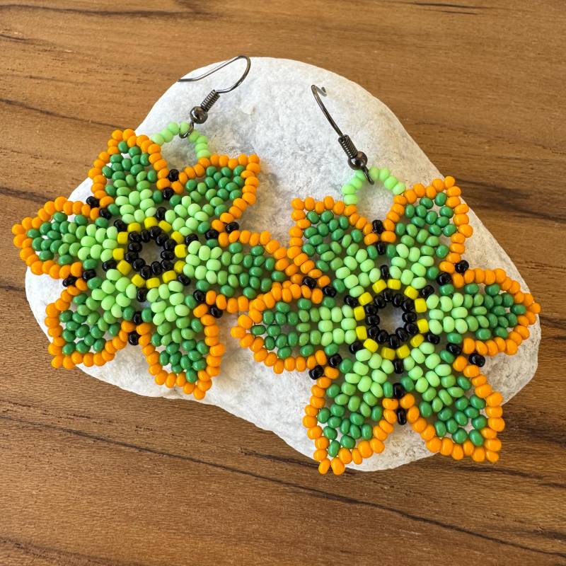 Perlenohrhänger; Haken Ohrringe; Blumen Ohrringe Grün Orange Gelb Schwarz von Perlenharmonie