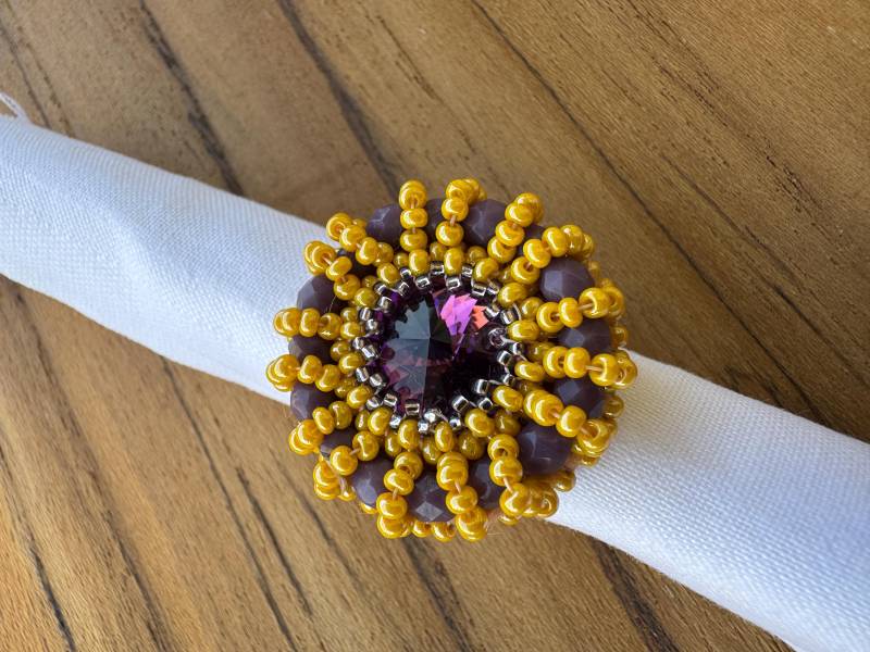 Ring, Schmuck, Bestickter Perlenring, Stickerei, Perlenschmuck, Handgemachter Verstellbarer Ring Lila Gelb von Perlenharmonie