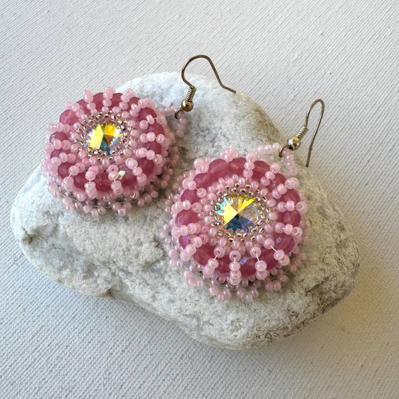 Rosa Kristall Ohrringe; Perlen Stickerei Cocktail Ohrringe von Perlenharmonie