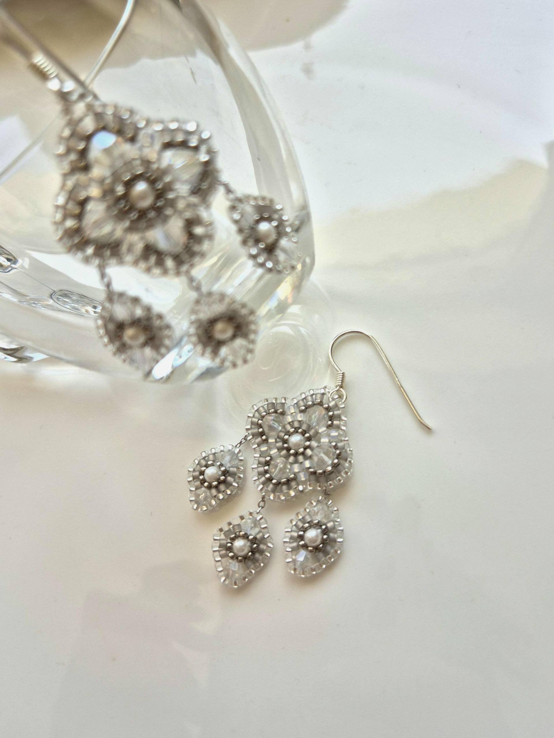 Crystal Beaded Earrings - Handmade Fringe Dangles Silver Boho Mandala Jewelry Miguel Ases Style Perlenohrringe Ohrschmuck Crystal Beaded Earrings - Handmade Fringe Dangles Silver Boho Mandala Jewelry Miguel Ases Style Perlenohrringe Ohrschmuck von Perlenkarussell