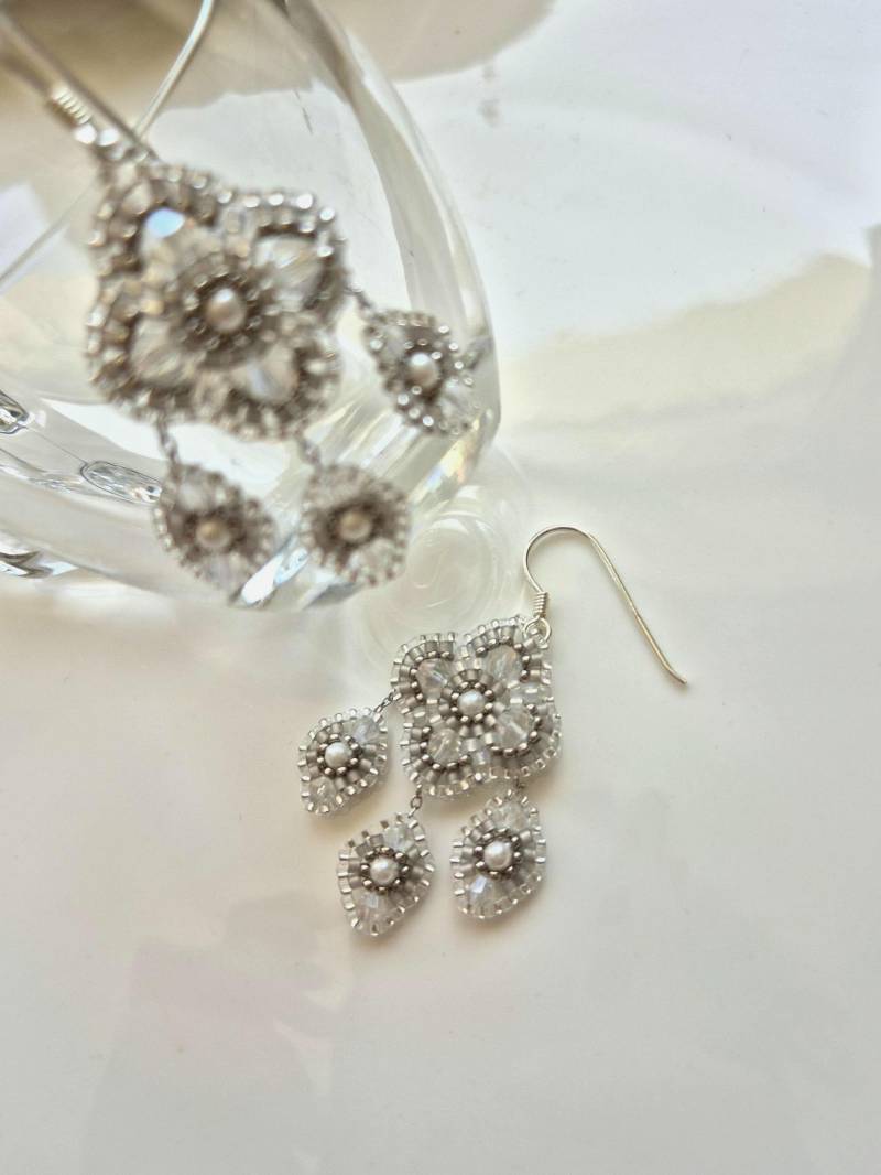 Crystal Beaded Earrings - Handmade Fringe Dangles Silver Boho Mandala Jewelry Miguel Ases Style Perlenohrringe Ohrschmuck Crystal Beaded Earrings - Handmade Fringe Dangles Silver Boho Mandala Jewelry Miguel Ases Style Perlenohrringe Ohrschmuck von Perlenkarussell