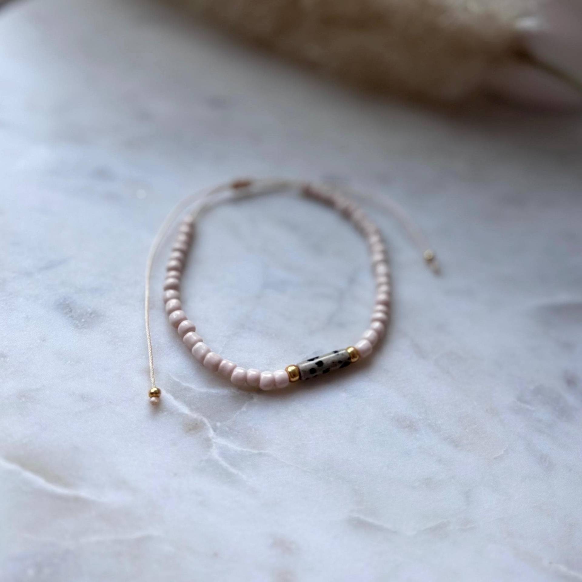 Edelsteinarmband Mit Dalmatiner Jaspis I Zartes Armband Beiges Freundschaftsarmband Glücksarmband Talisman von Perlenkreis