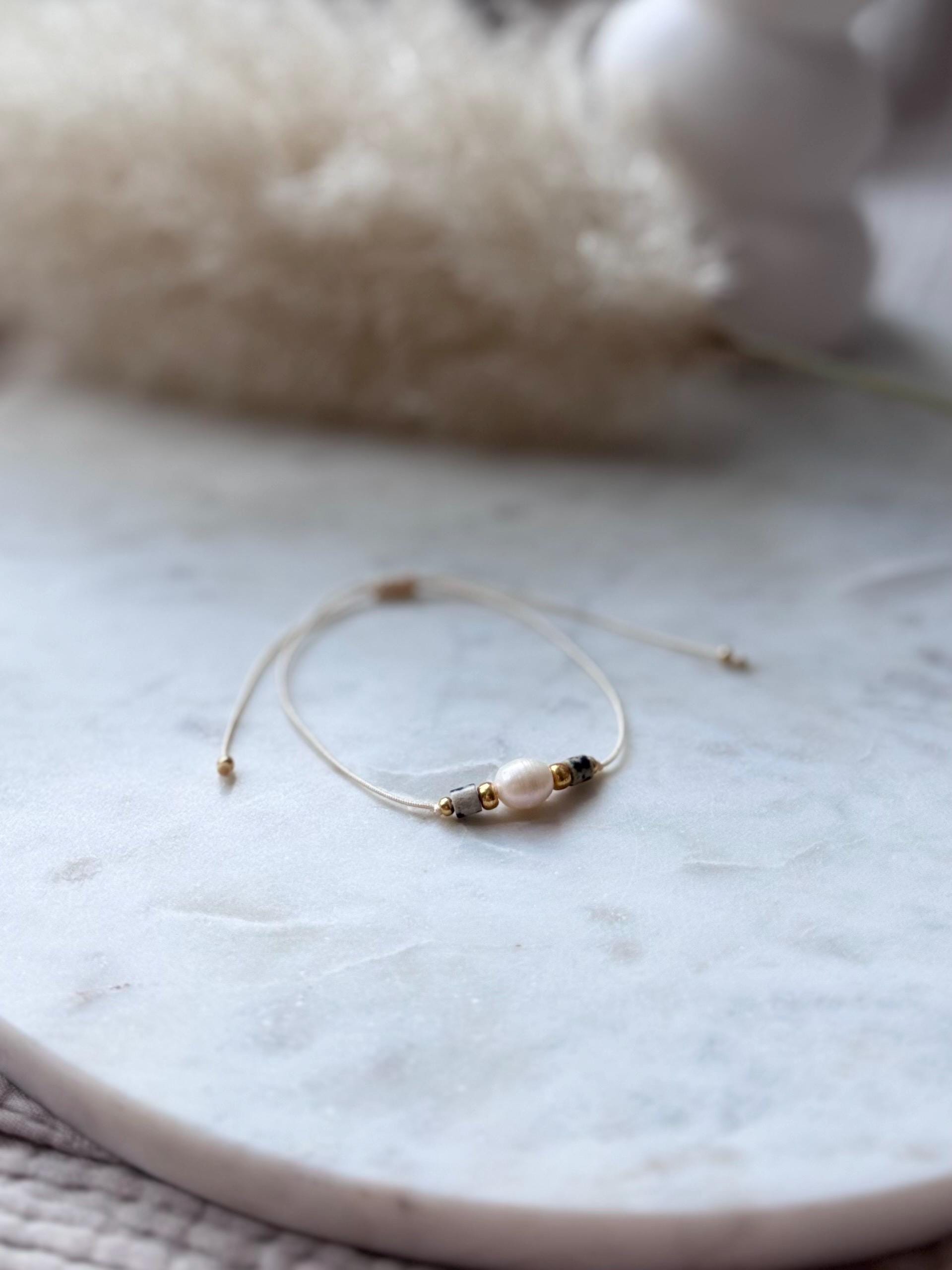 Edelsteinarmband Mit Dalmatiner Jaspis Und Süßwasserperle I Zartes Armband Beiges Freundschaftsarmband Glücksarmband von Perlenkreis