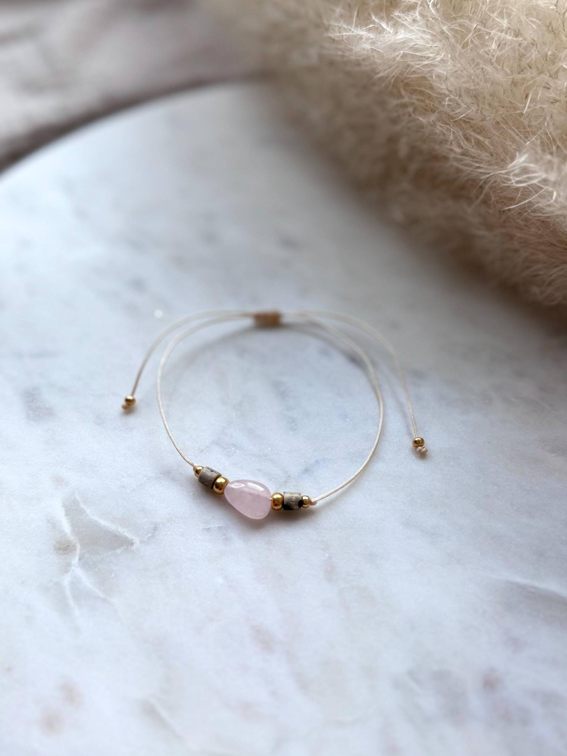 Edelsteinarmband Mit Rosenquarz Und Dalmatiner Jaspis I Zartes Armband Filigranes Beiges Freundschaftsarmband von Perlenkreis