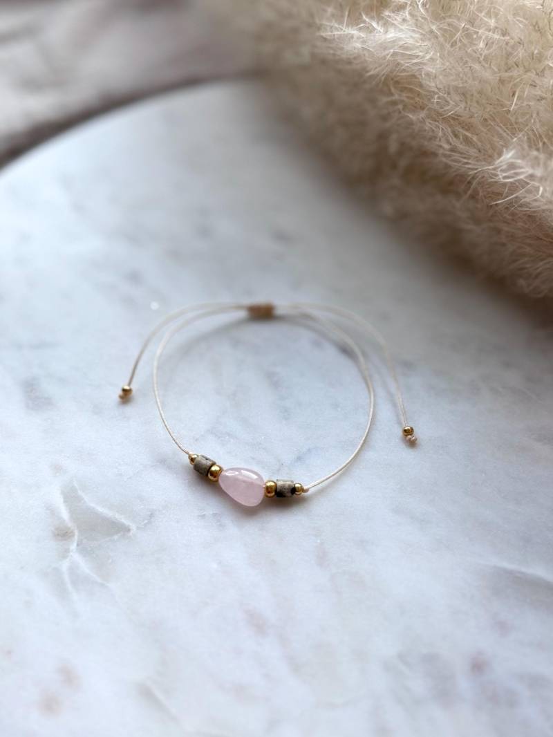 Edelsteinarmband Mit Rosenquarz Und Dalmatiner Jaspis I Zartes Armband Filigranes Beiges Freundschaftsarmband von Perlenkreis