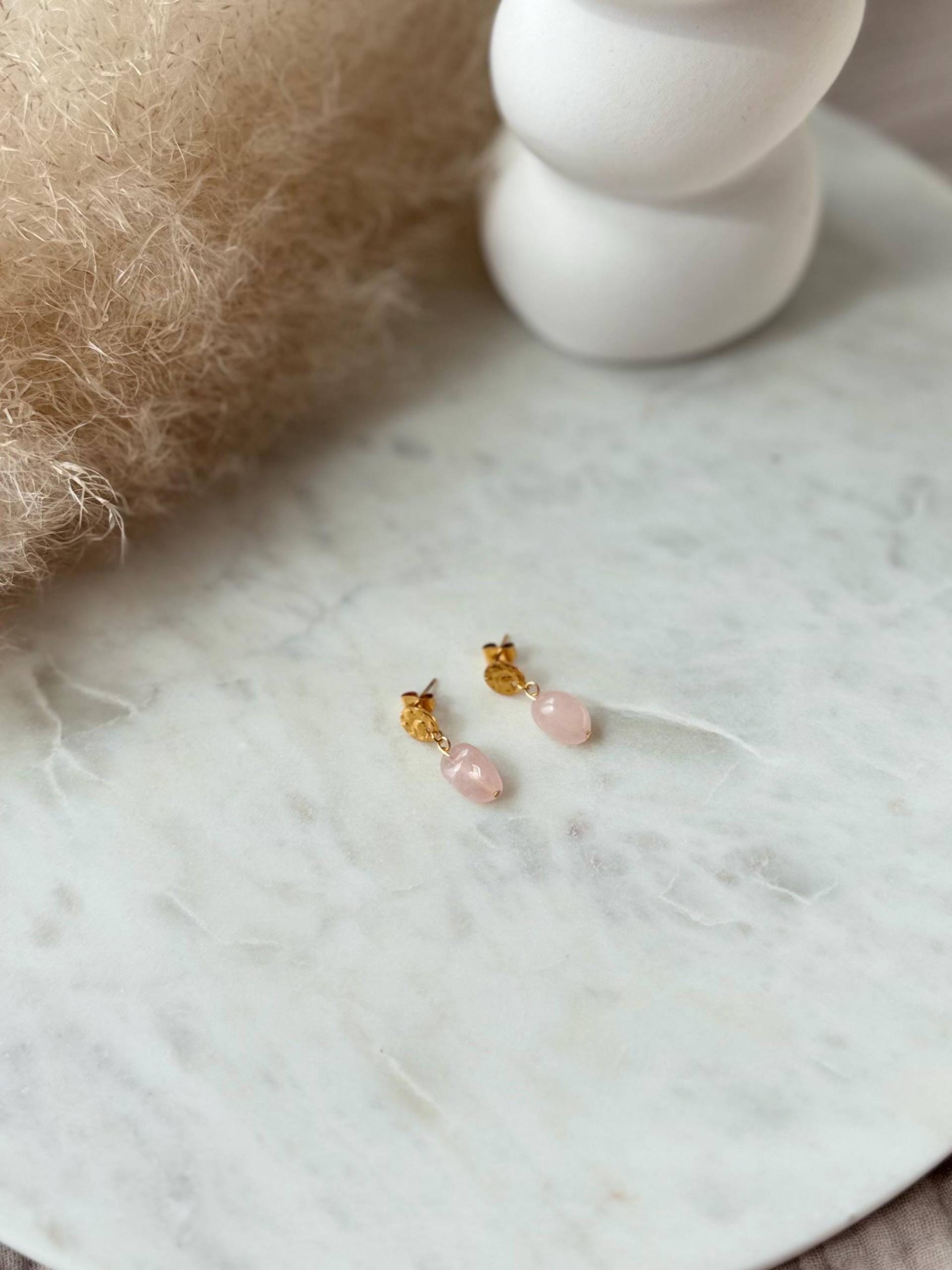 Goldene Gemusterte Ohrringe Mit Rosenquarz I Edelsteinschmuck Edelstahlschmuck Wasserfest Schmuck Ohrstecker Geschenkidee von Perlenkreis