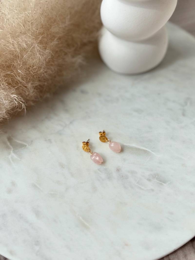 Goldene Gemusterte Ohrringe Mit Rosenquarz I Edelsteinschmuck Edelstahlschmuck Wasserfest Schmuck Ohrstecker Geschenkidee von Perlenkreis