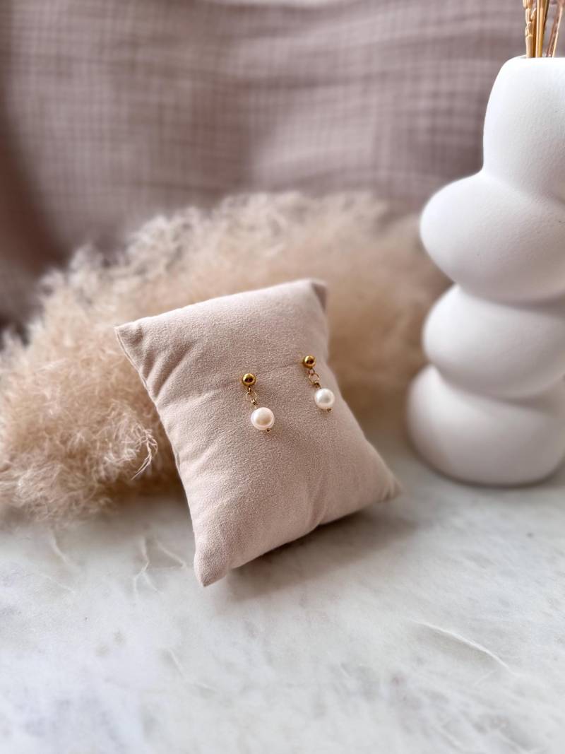 Goldene Ohrringe Mit Süßwasserperlen Schlicht Boho Scandi I Edelstahlschmuck Leo Look Hexagon Wasserfest Schmuck Ohrstecker von Perlenkreis