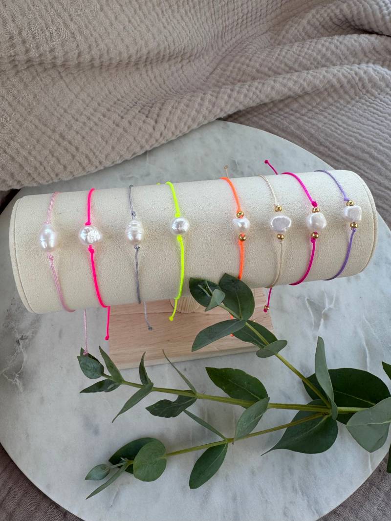 Zartes Süßwasserperlen Armband in Bunten Farben I Kinder + Erwachsene Ibiza Style Sommer Freundschaftsarmband Geschenk von Perlenkreis