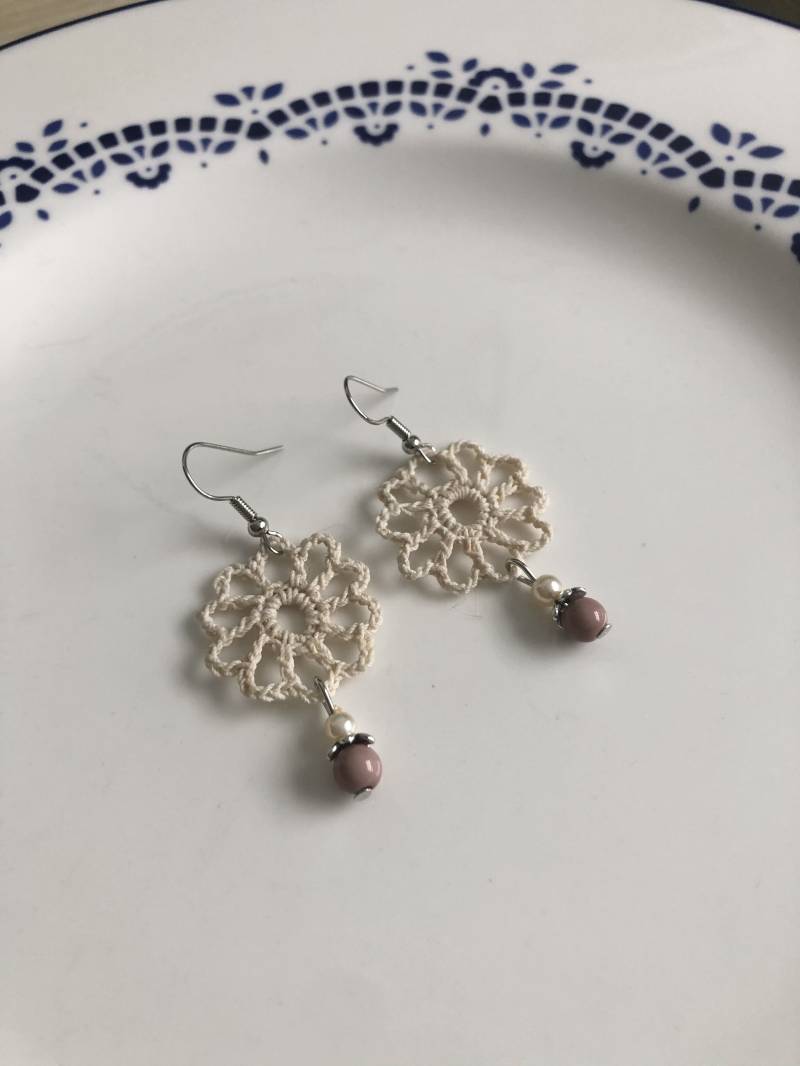 Blumen Häkelohrringe Creme Altrosa Silber von Perlenlagune