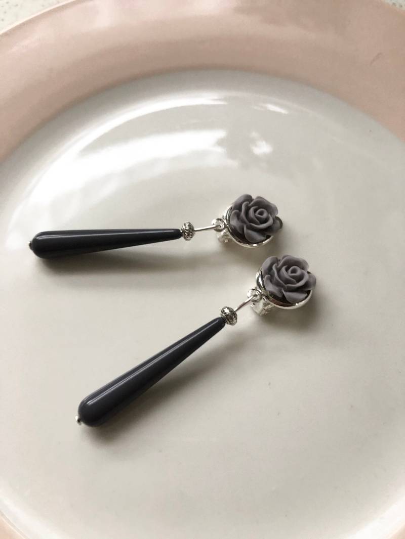 Blumige Ohrclips Tropfen Silber Grau von Perlenlagune