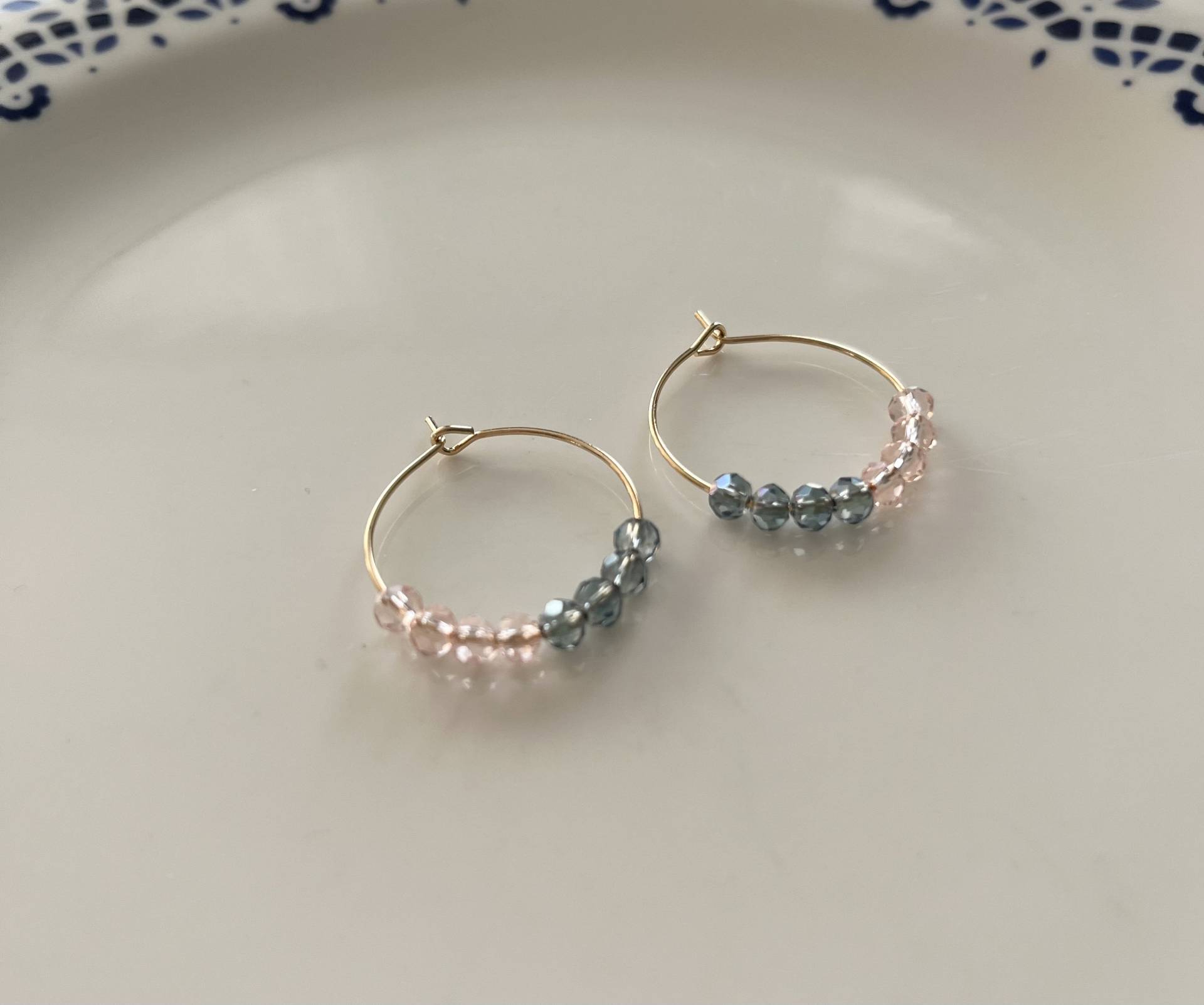 Creolen in Champagnegold Zartrosa Taubenblau von Perlenlagune