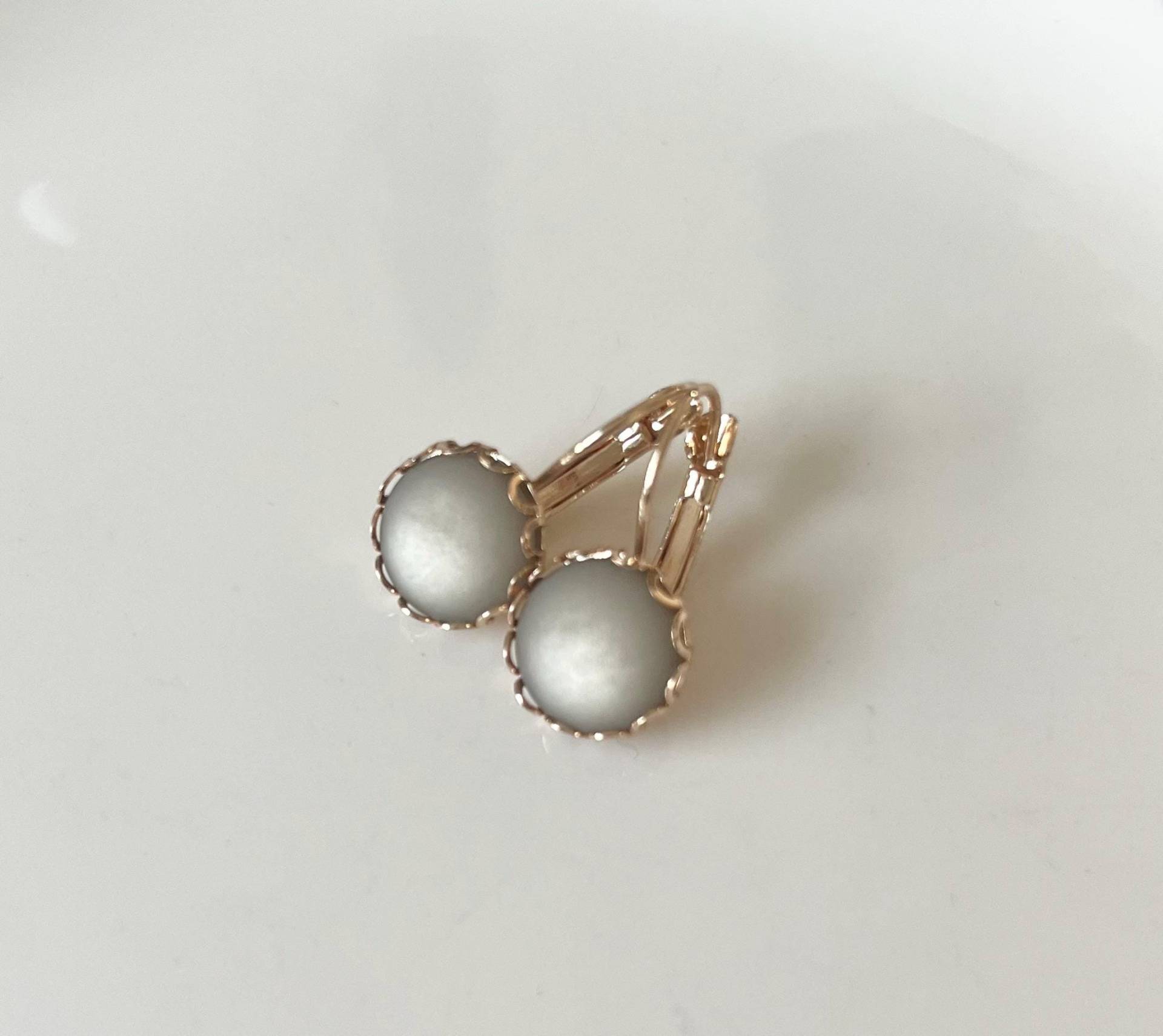 Dezente Polaris Ohrringe Hellgold Graugrün von Perlenlagune