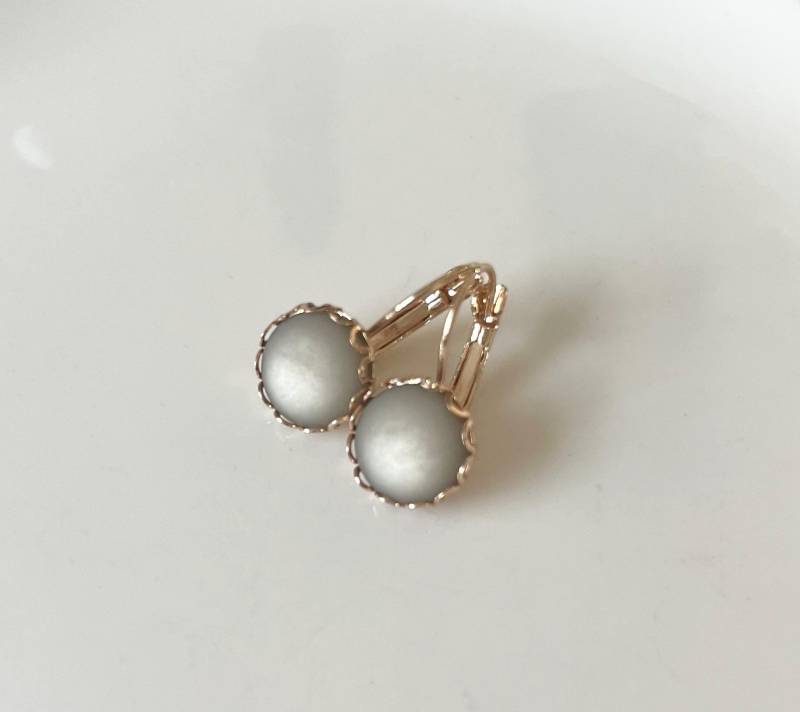 Dezente Polaris Ohrringe Hellgold Graugrün von Perlenlagune