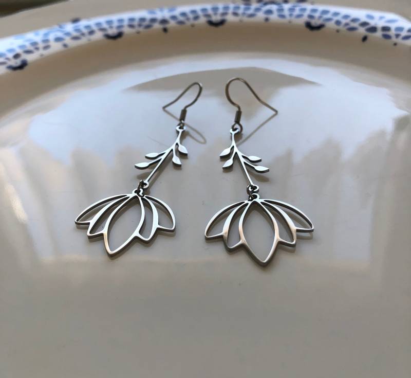 Edelstahl Lotus Blumeohrringe in Silber von Perlenlagune