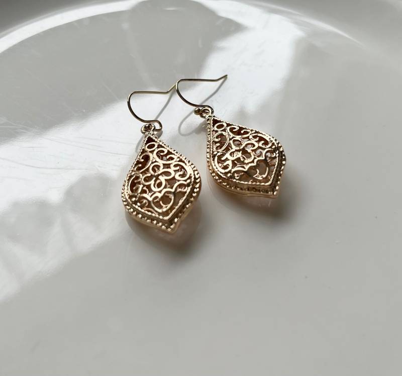 Edle Längliche Ohrringe in Champagnegold von Perlenlagune