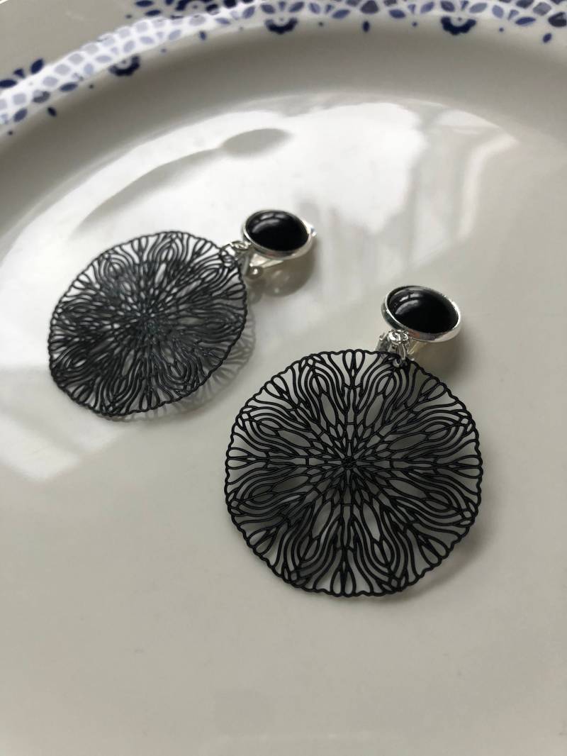 Edle Ornament Ohrclips Schwarz Silber von Perlenlagune