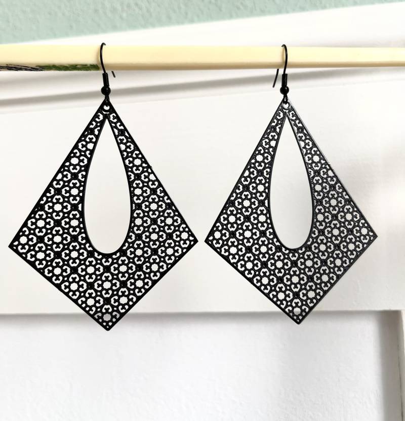 Eindrucksvolle Eckige Tropfen Ohrringe in Schwarz von Perlenlagune