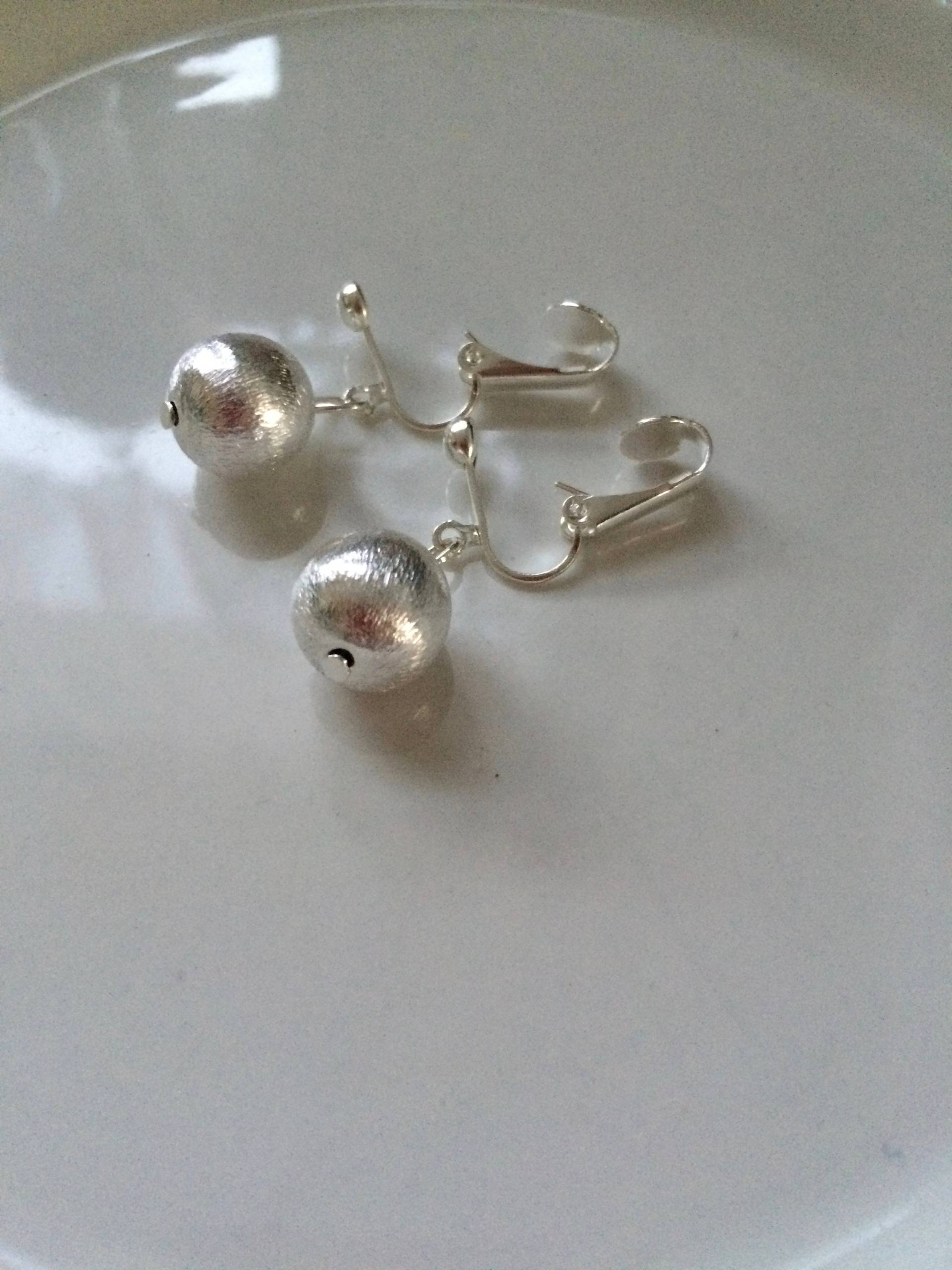 Elegante Ohrclips Versilberte Kugeln 12mm Elegante Ohrclips Versilberte Kugeln 12mm von Perlenlagune