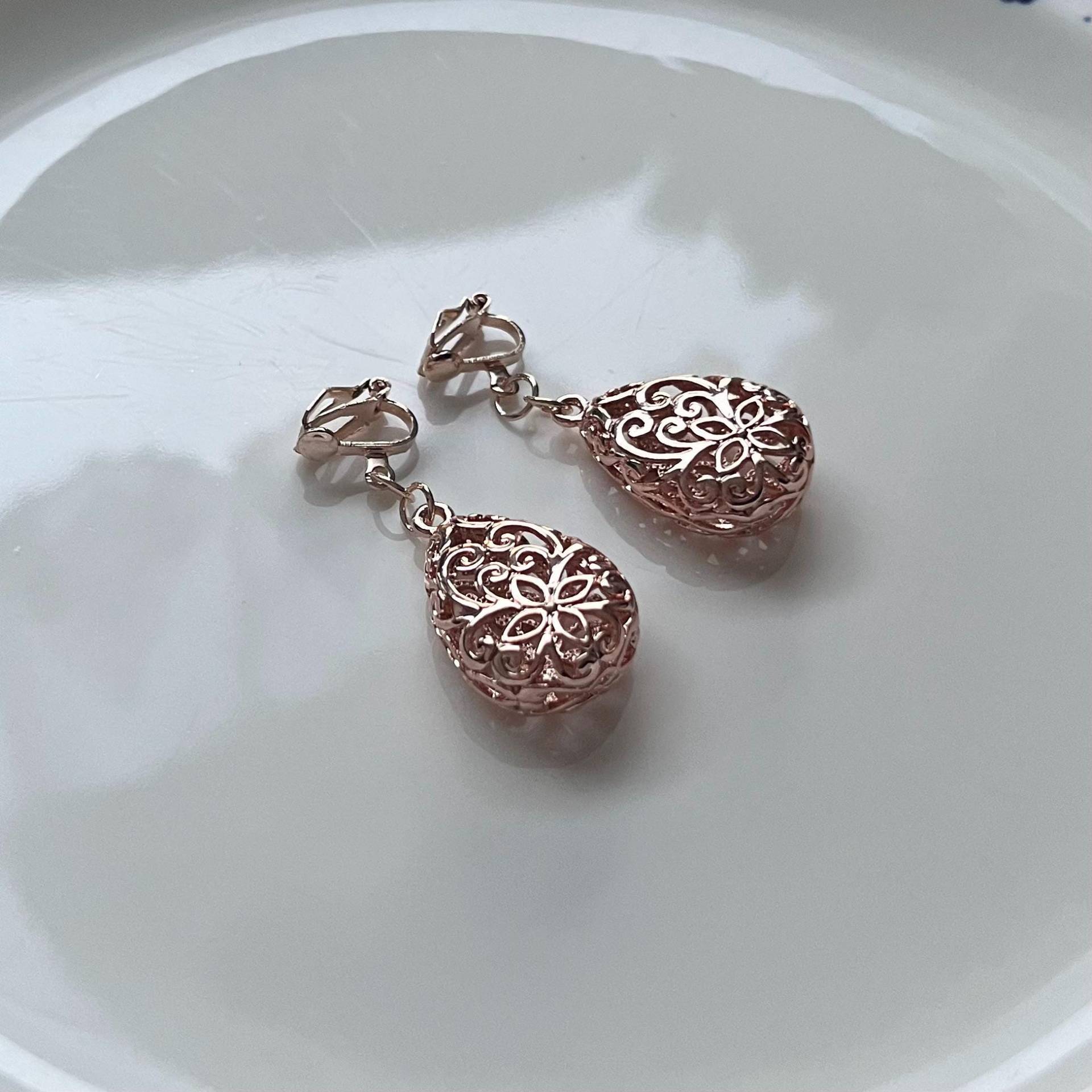 Elegante Tropfen Ohrclips in Roségold von Perlenlagune