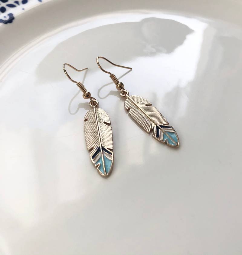 Federn Ohrringe in Champagnegold Hellblau von Perlenlagune