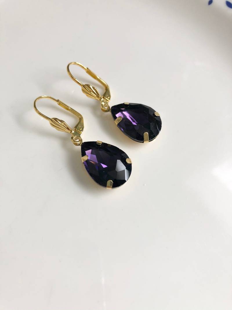 Festliche Tropfen Ohrringe Gold Dunkel Lila von Perlenlagune
