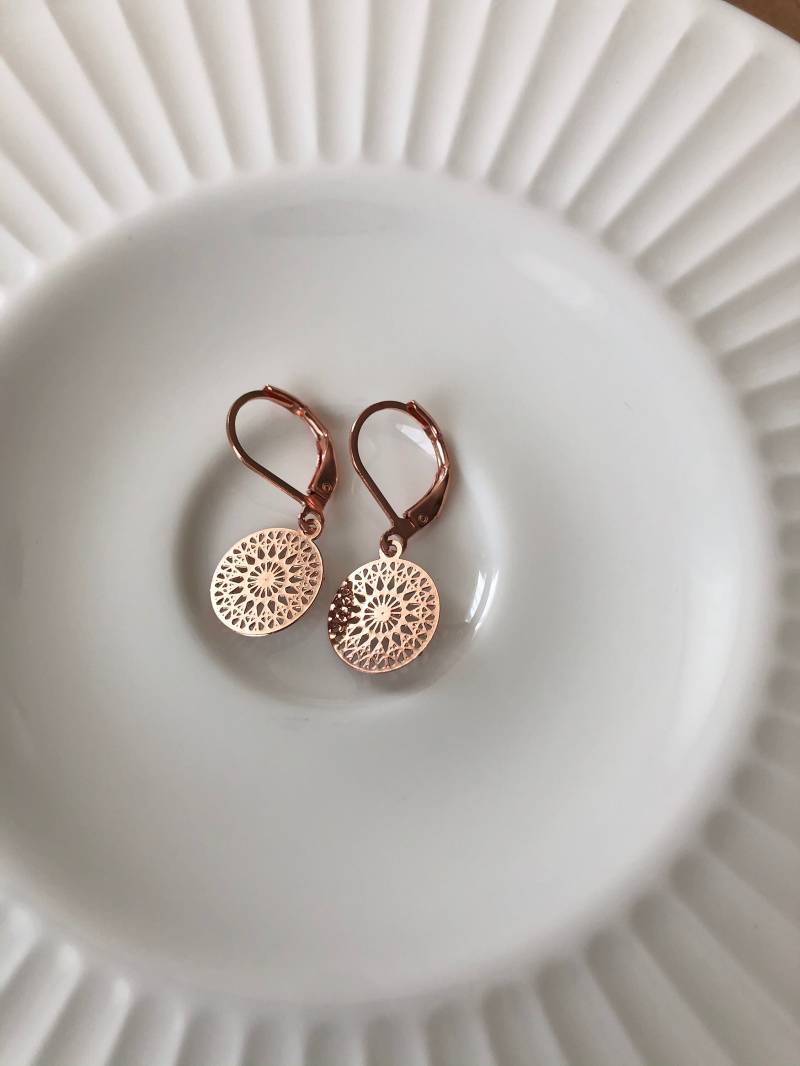 Filigrane Mandala Ohrringe in Roségold von Perlenlagune