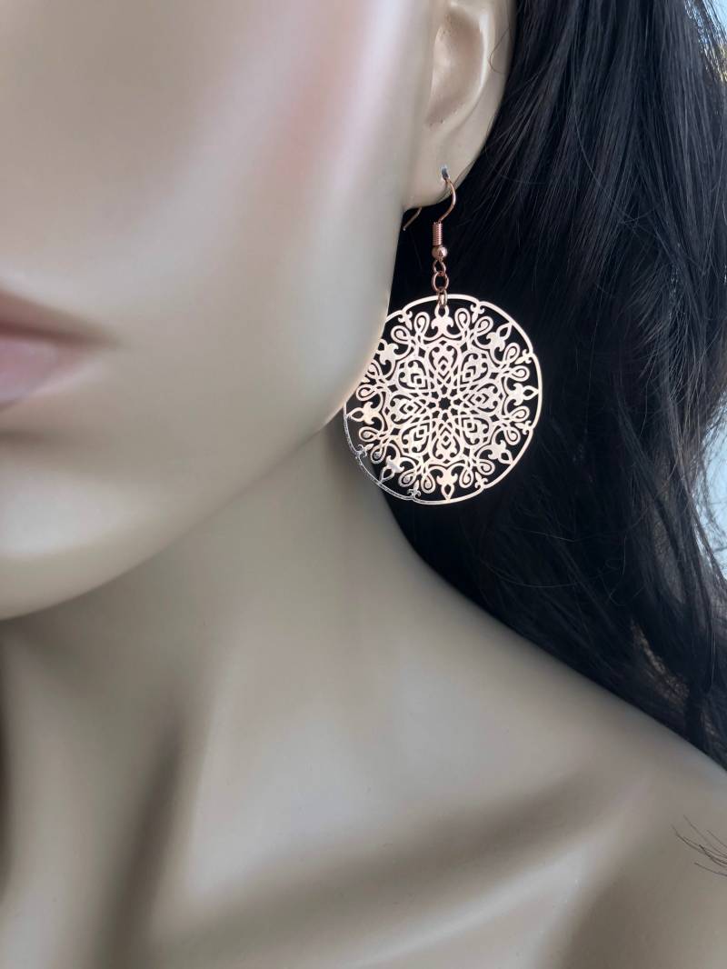 Große Ornamente Ohrringe in Roségold von Perlenlagune