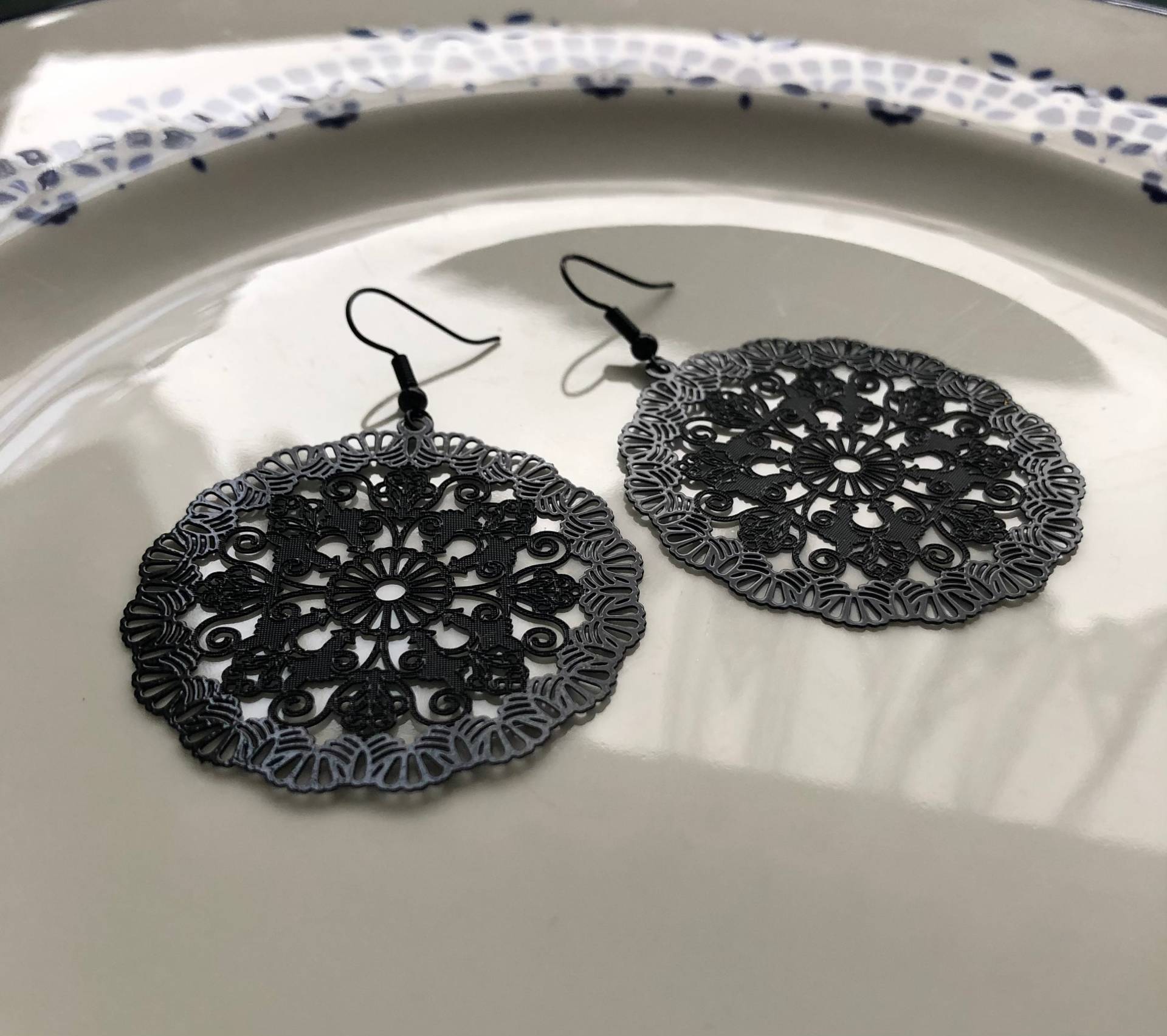 Große Ornamente Ohrringe in Schwarz von Perlenlagune