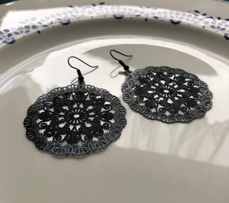 Große Ornamente Ohrringe in Schwarz Große Ornamente Ohrringe in Schwarz von Perlenlagune