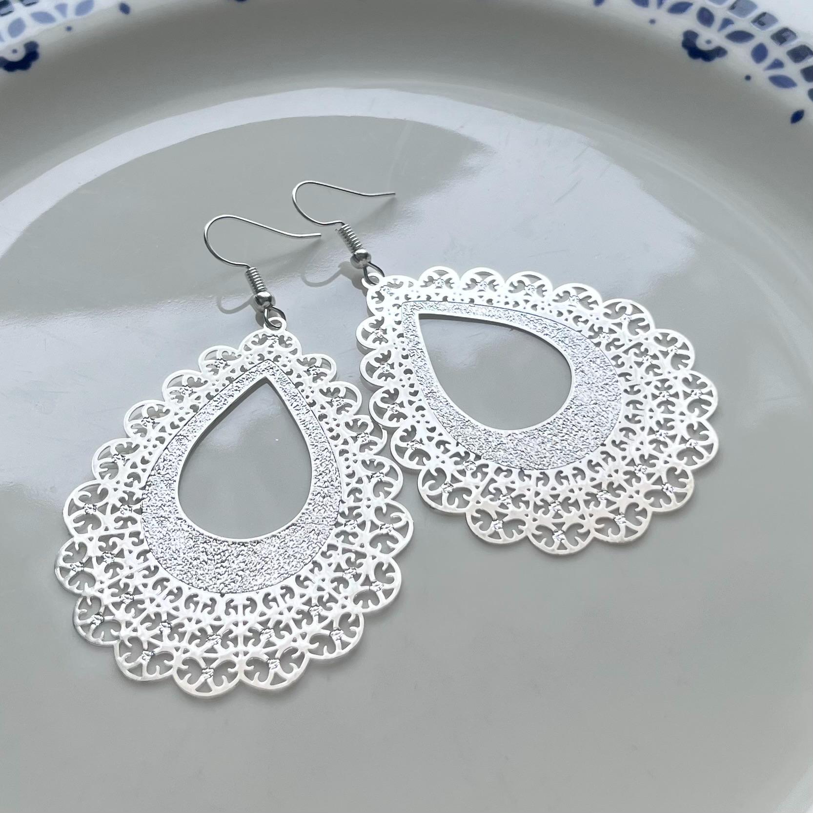 Große Ornamenttropfen Ohrringe in Silber von Perlenlagune