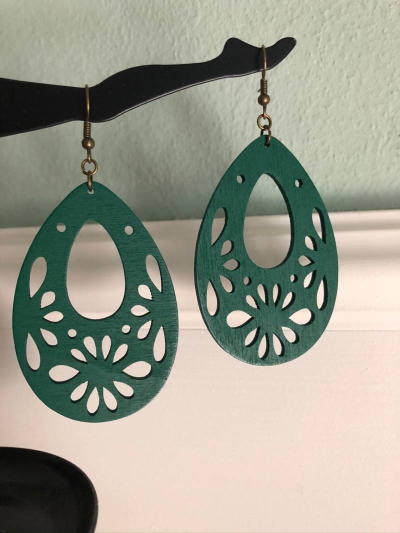 Große Tropfen - Holzohrringe in Dunkelgrün Bronze von Perlenlagune