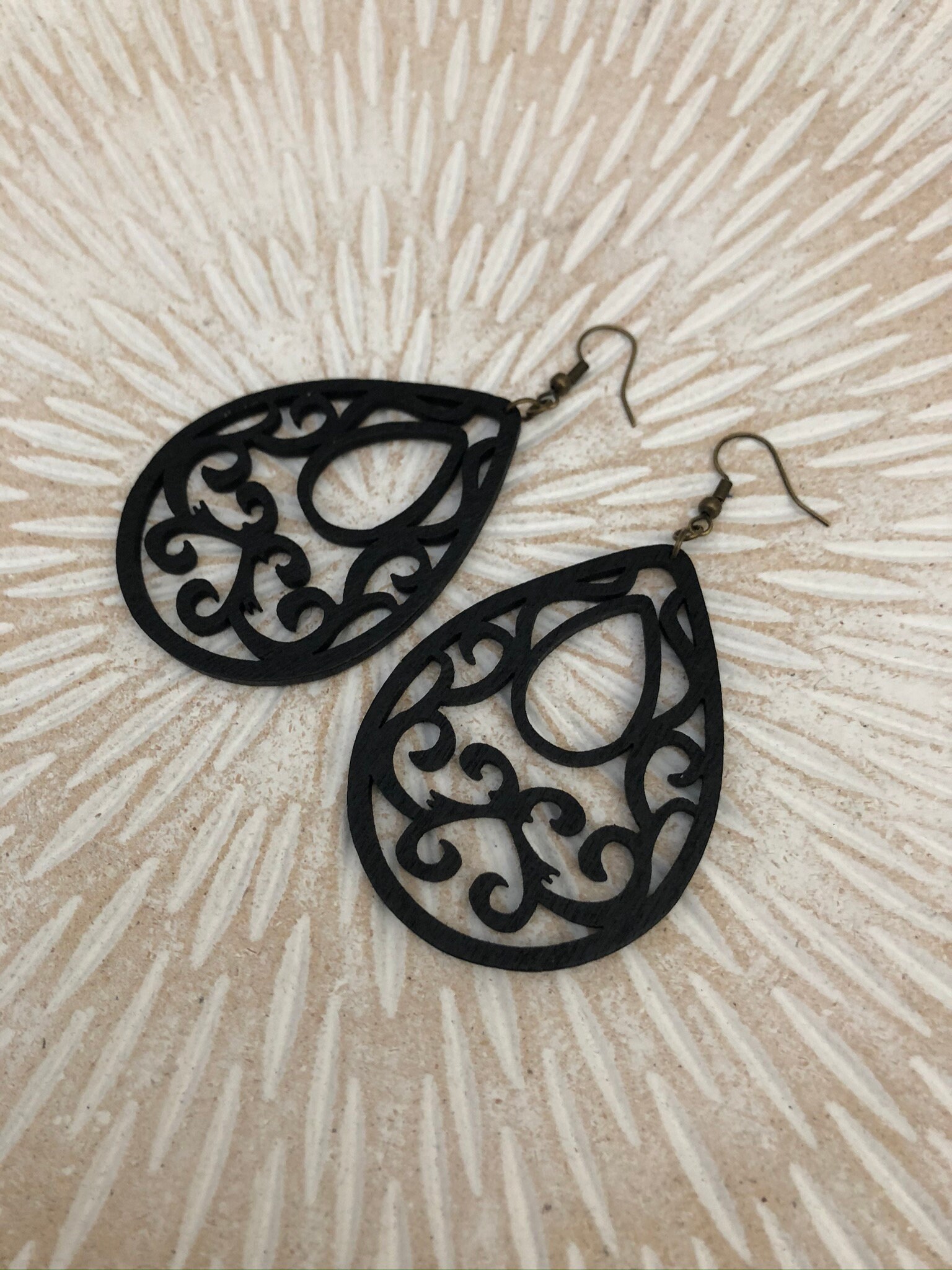 Große Tropfen - Holzohrringe in Schwarz Bronze von Perlenlagune