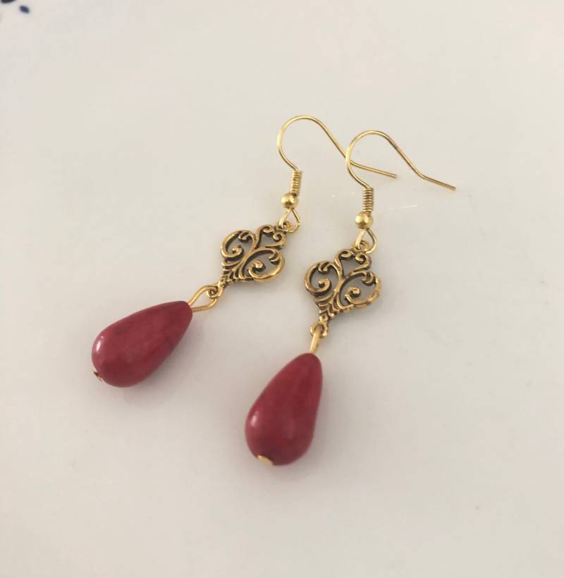 Howlithtropfen Mit Ornament - Ohrringe in Gold Rot von Perlenlagune