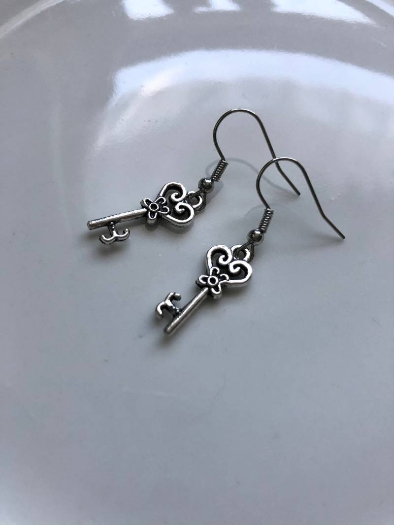 Kleine Schlüssel Ohrringe in Silber von Perlenlagune