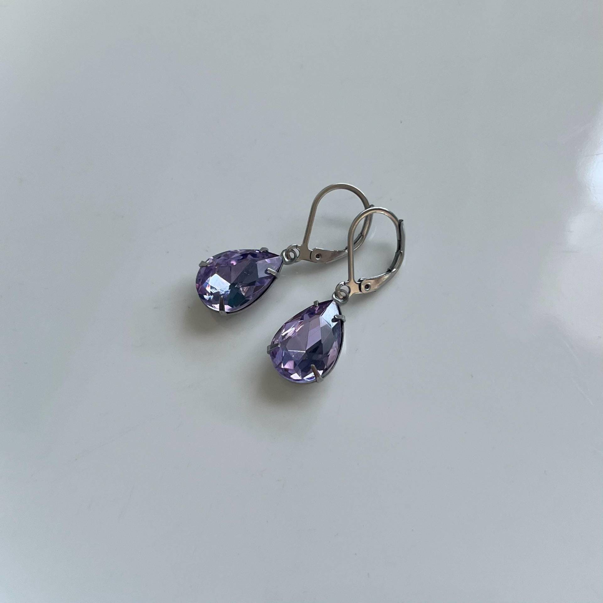Kleinere Tropfen Ohrringe Silber Lila Edelstahl von Perlenlagune