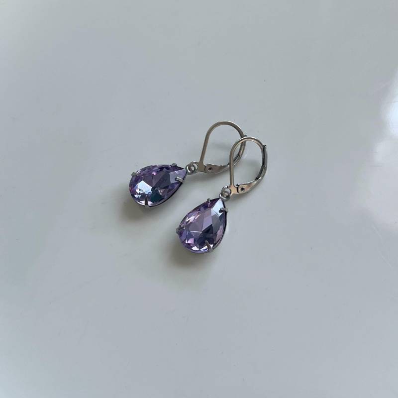 Kleinere Tropfen Ohrringe Silber Lila Edelstahl von Perlenlagune