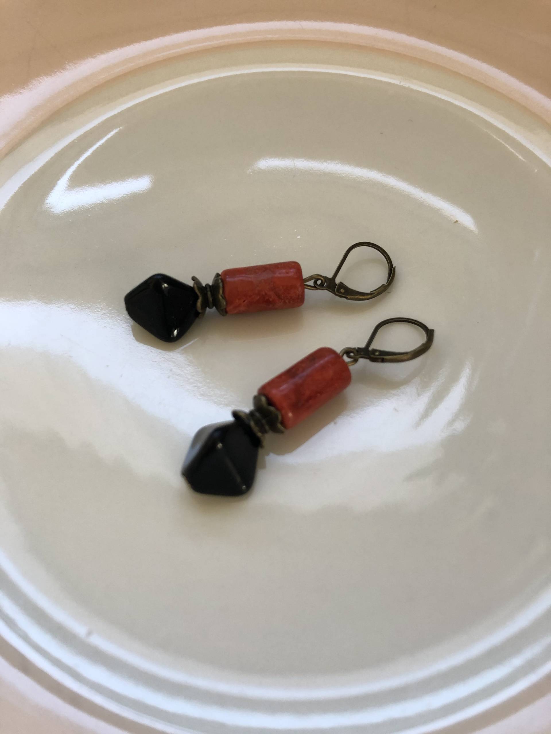 Koralle Ohrringe Rot Schwarz Bronze von Perlenlagune