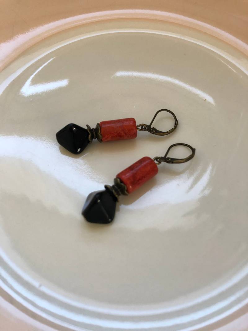 Koralle Ohrringe Rot Schwarz Bronze von Perlenlagune
