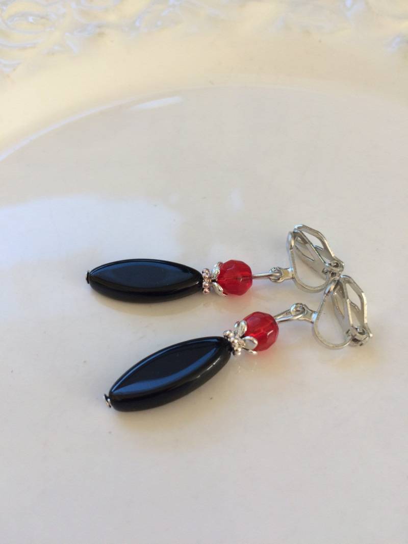 Längliche Ohrclips Rot Schwarz Silber von Perlenlagune