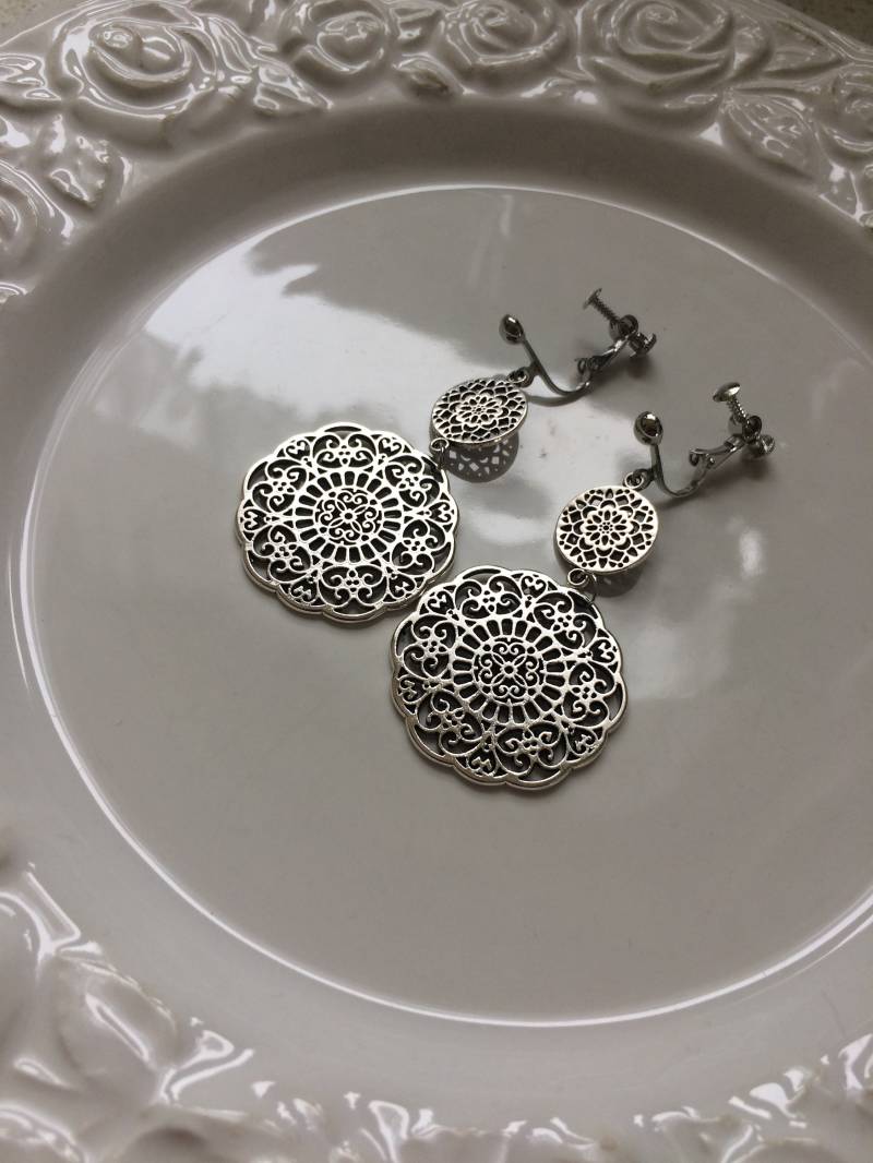 Lange Mandala Ohrclips in Silber von Perlenlagune