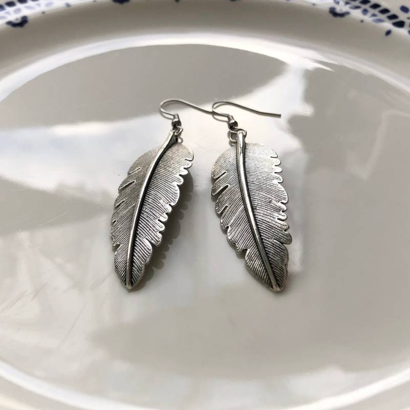 Lange Ohrringe Feder in Silber von Perlenlagune