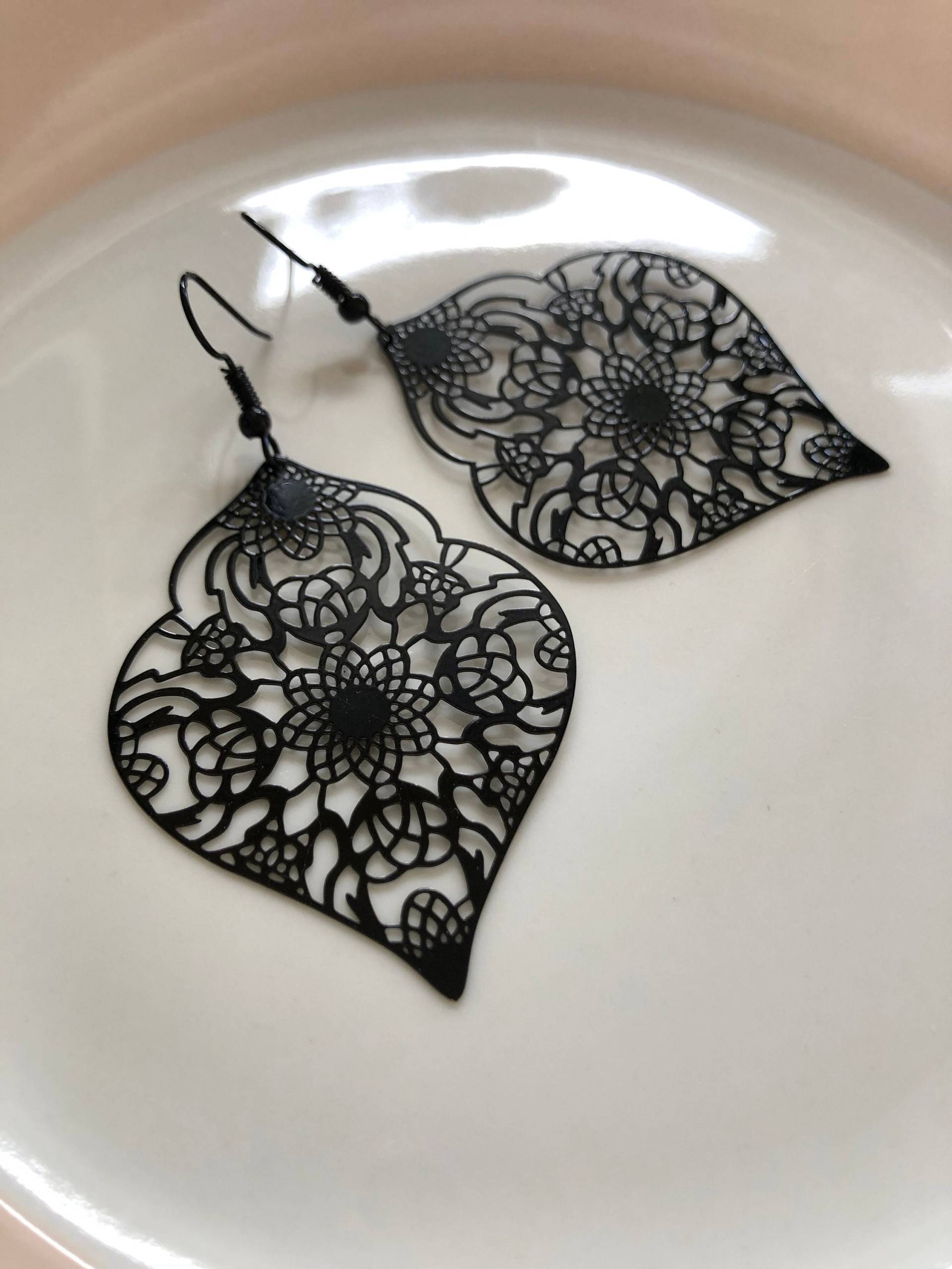 Leichte Lange Ornamente Ohrringe in Schwarz von Perlenlagune
