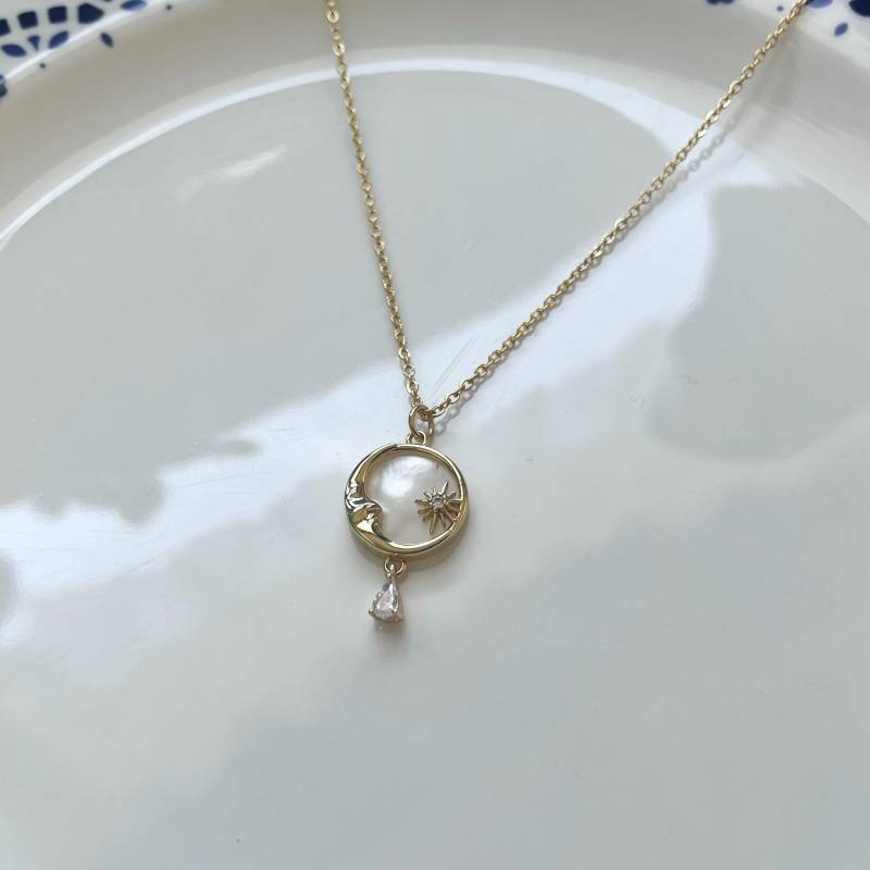 Mond Halskette in Gold Weiß von Perlenlagune