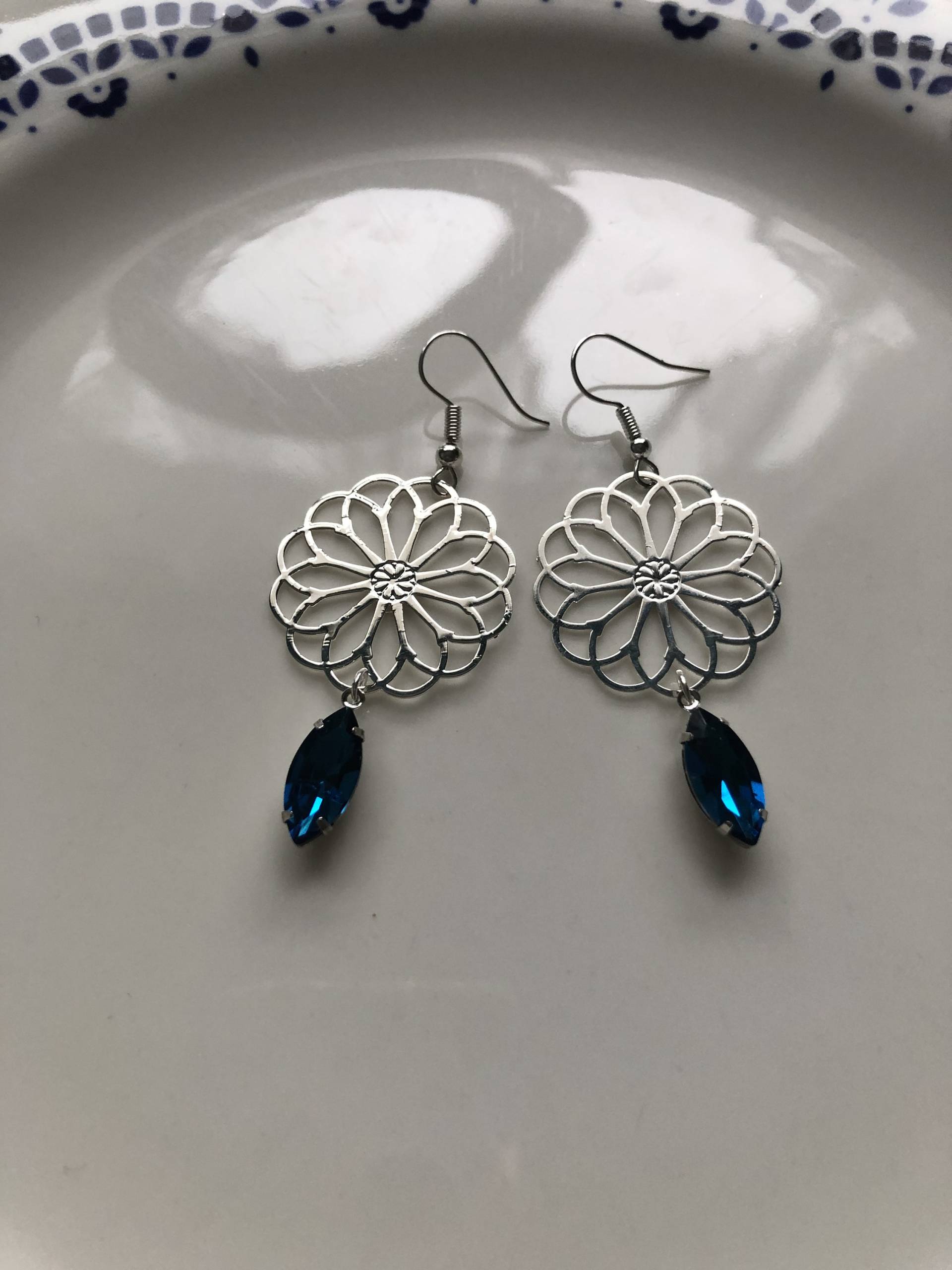 Ohrringe Blume in Silber Blau von Perlenlagune