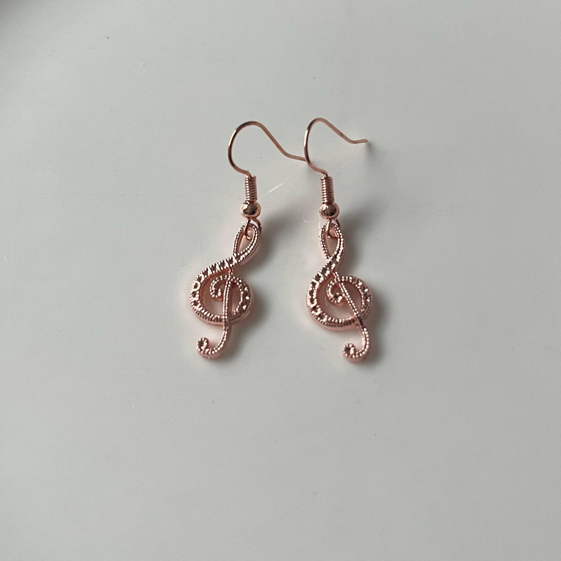 Ohrringe Violinschlüssel in Roségold von Perlenlagune