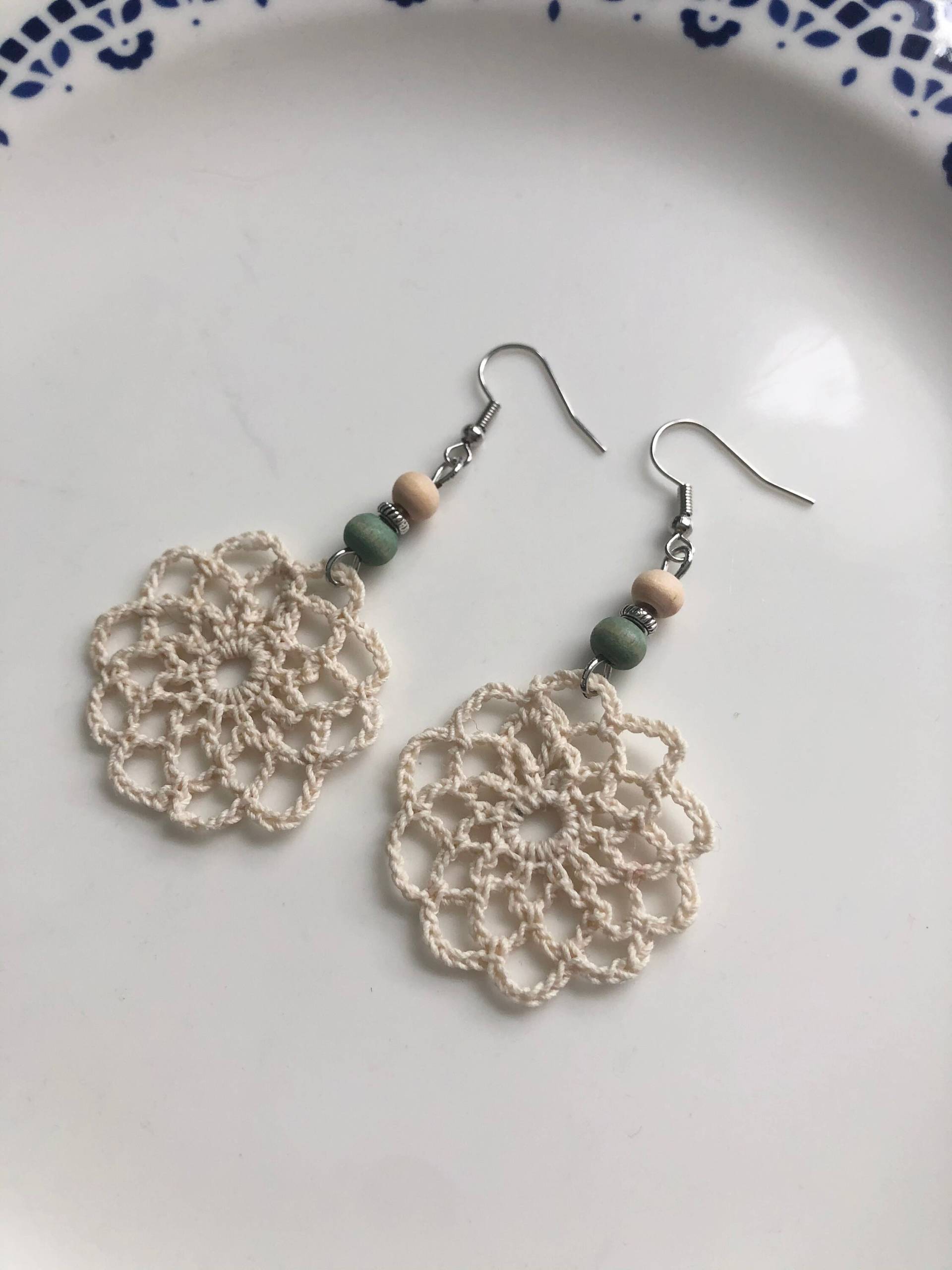 Ornament Häkelohrringe Creme Grün Silber von Perlenlagune