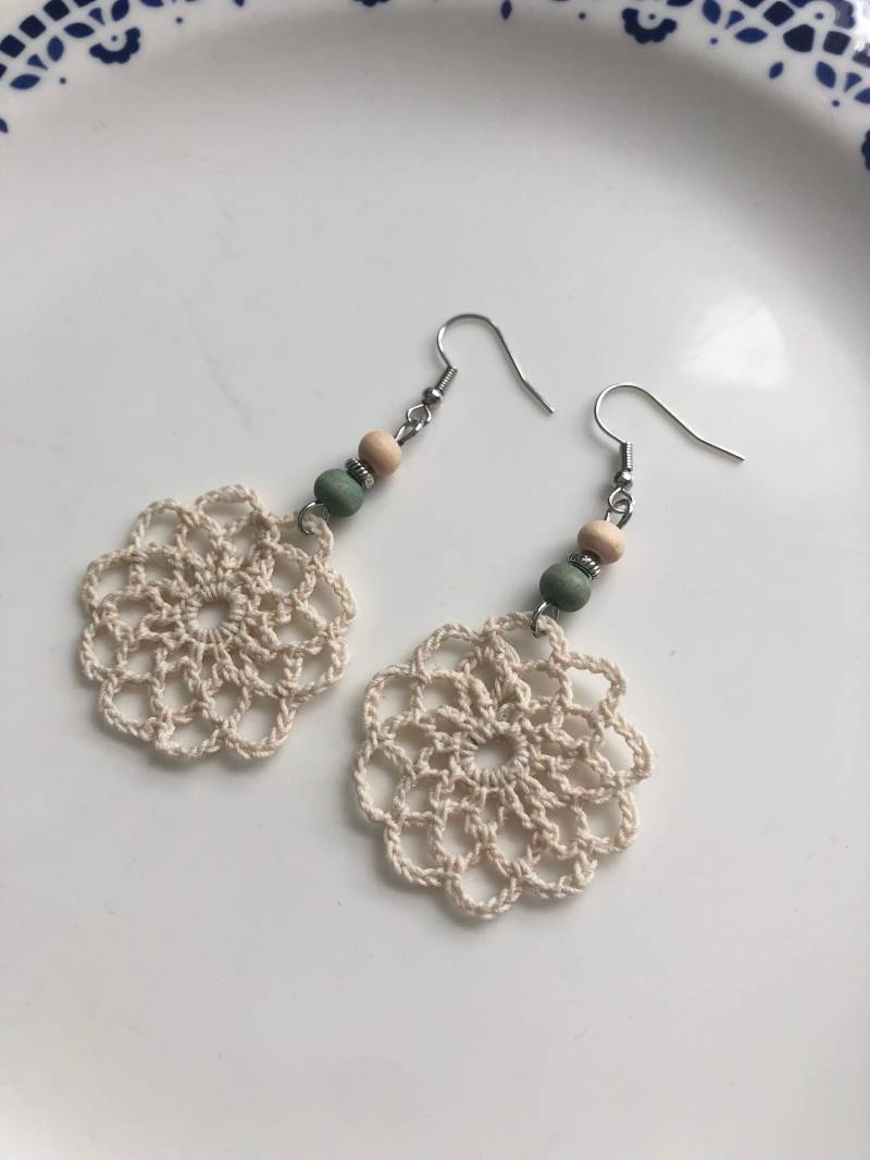 Ornament Häkelohrringe Creme Grün Silber von Perlenlagune