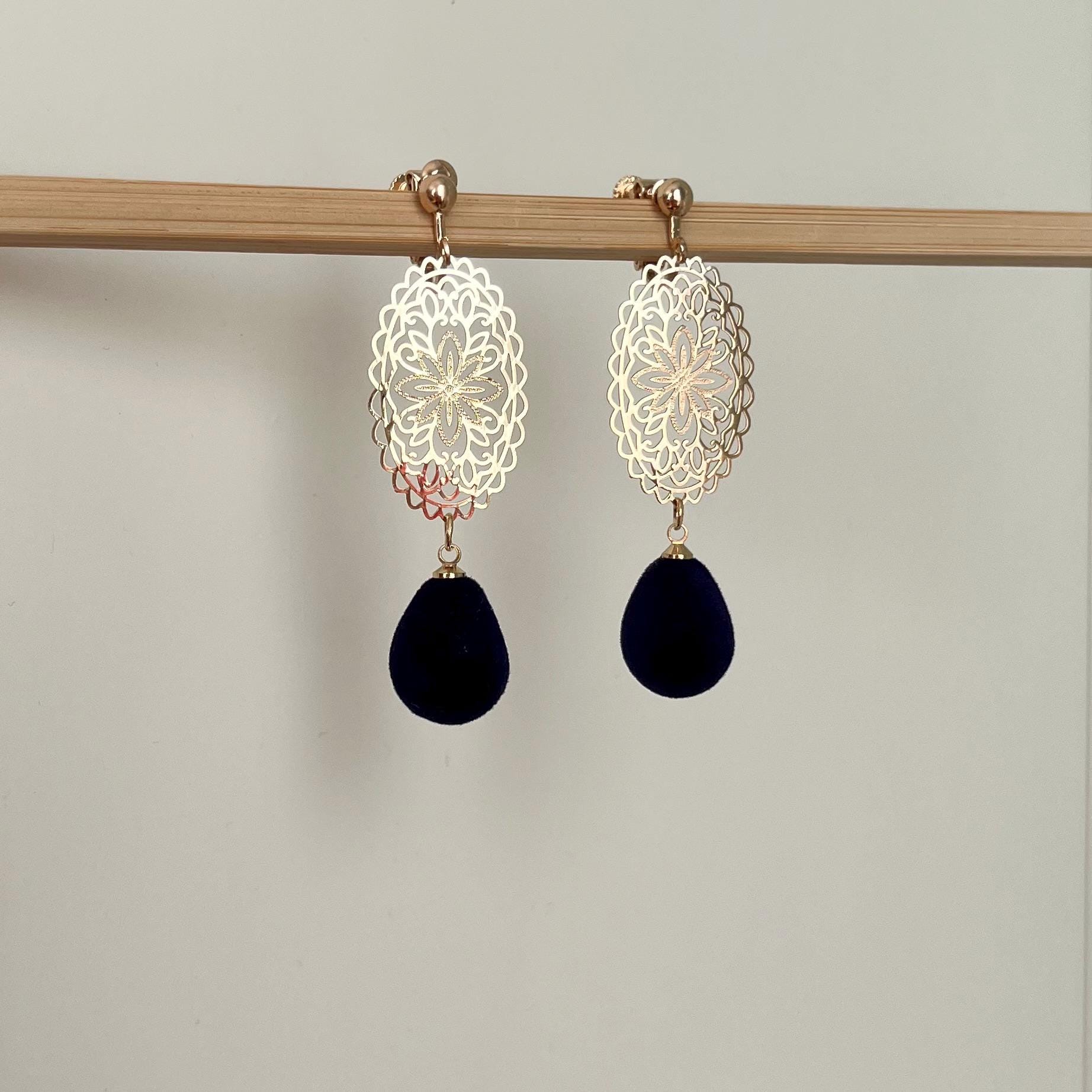 Ornament Ohrclips Champagnegold Dunkelblau von Perlenlagune