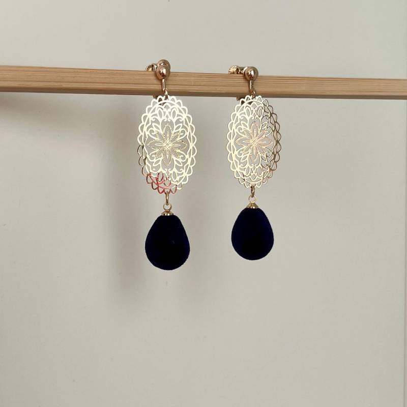 Ornament Ohrclips Champagnegold Dunkelblau von Perlenlagune